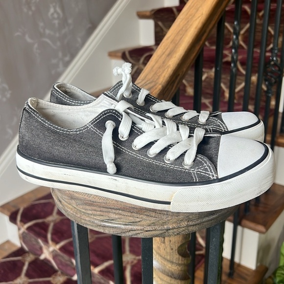 Sneakers ladies lace up gray. Very clean excellent condition. - Picture 2 of 8